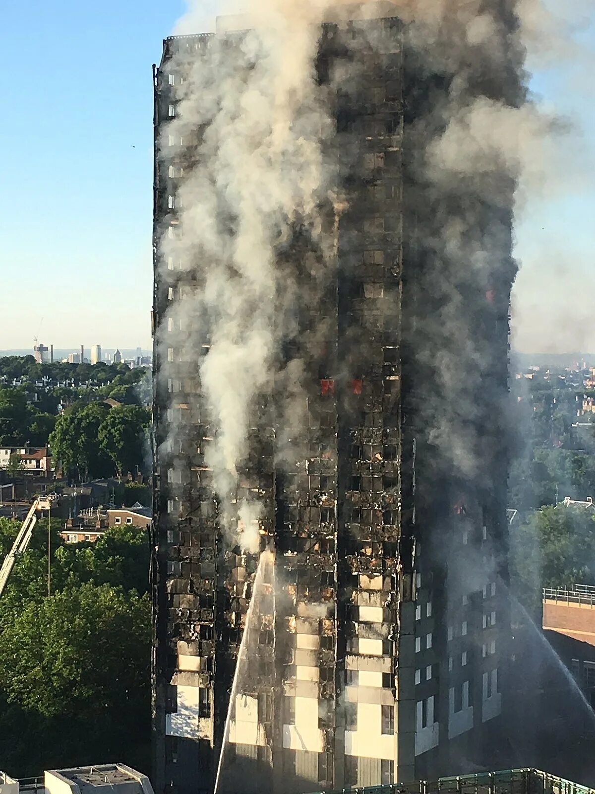 Пожары 2017 год. Пожар в здании Grenfell Tower в Лондоне. Гренфелл Тауэр Лондон. Гренфелл Тауэр пожар. 2017: Пожар в Grenfell Tower в Лондоне.