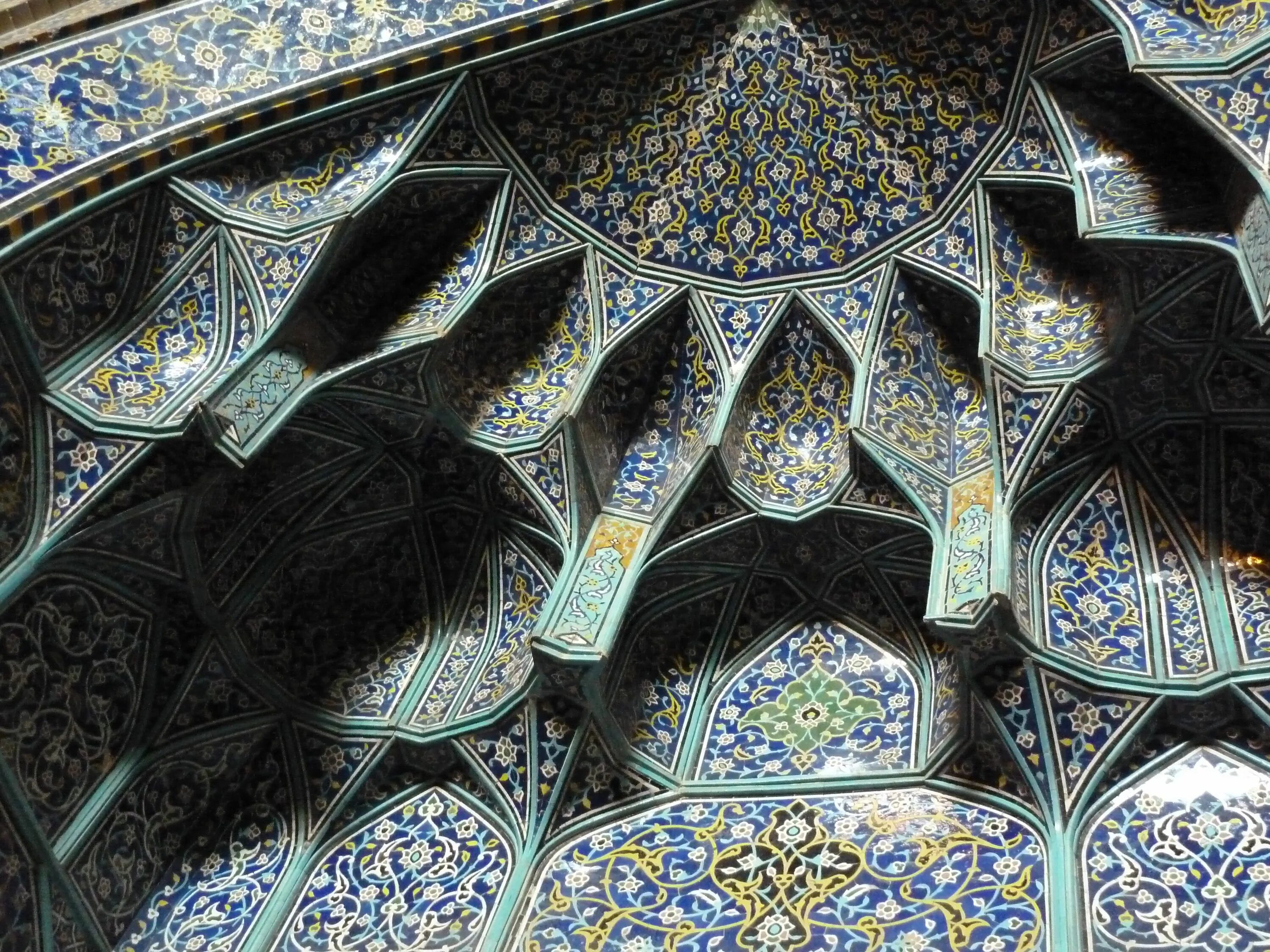 Арабские памятники. Мозаика орнамент мечеть имама Исфахан. Украшенный арабесками свод мечети Лотфулла (Исфахан, Иран). Голубая мечеть михраб. Голубая мечеть в Исфахане.