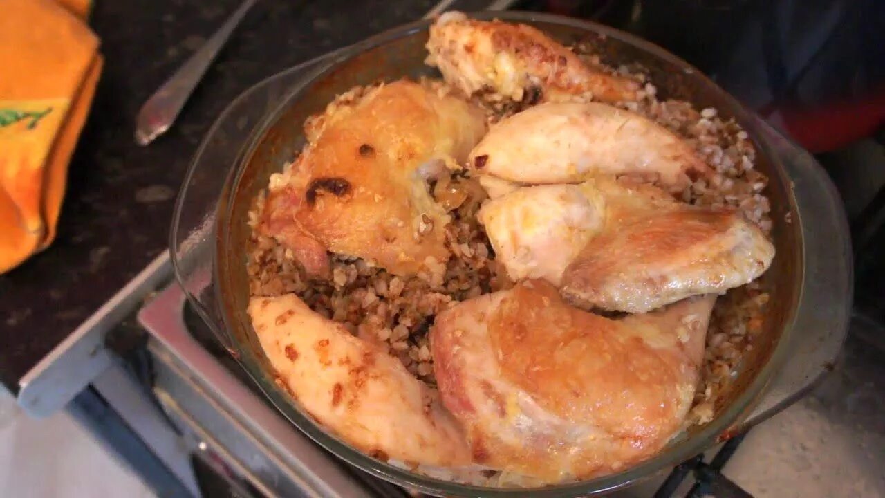 Куриное филе с гречкой в духовке. Куриная голень с гречкой. Гречка с курицей. Курица запеченная с гречкой. Гречка с бедрышками в духовке.