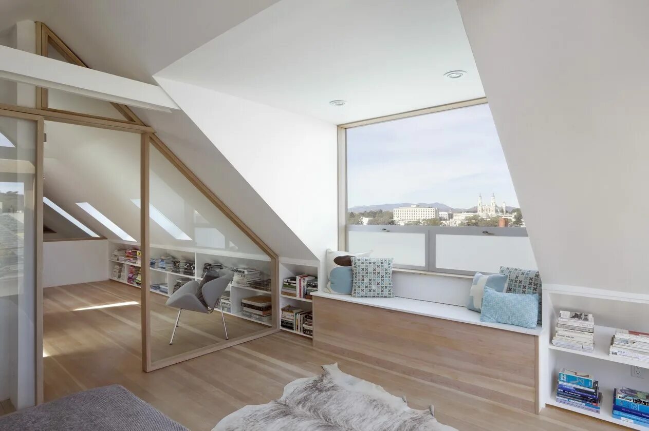 площадь мансардного этажа. спальня на чердаке.