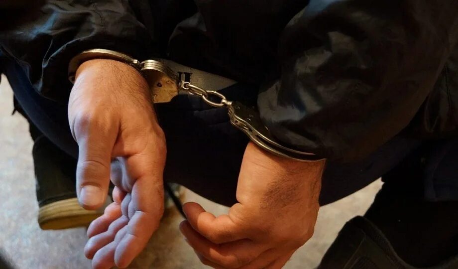 Грабеж при сотрудниках полиции. Полицейские задержали подозреваемого в грабеже. полицейские задержали подозреваемых в квартирной краже. кража это преступление. сотрудники полиции задержали подозреваемого в краже.