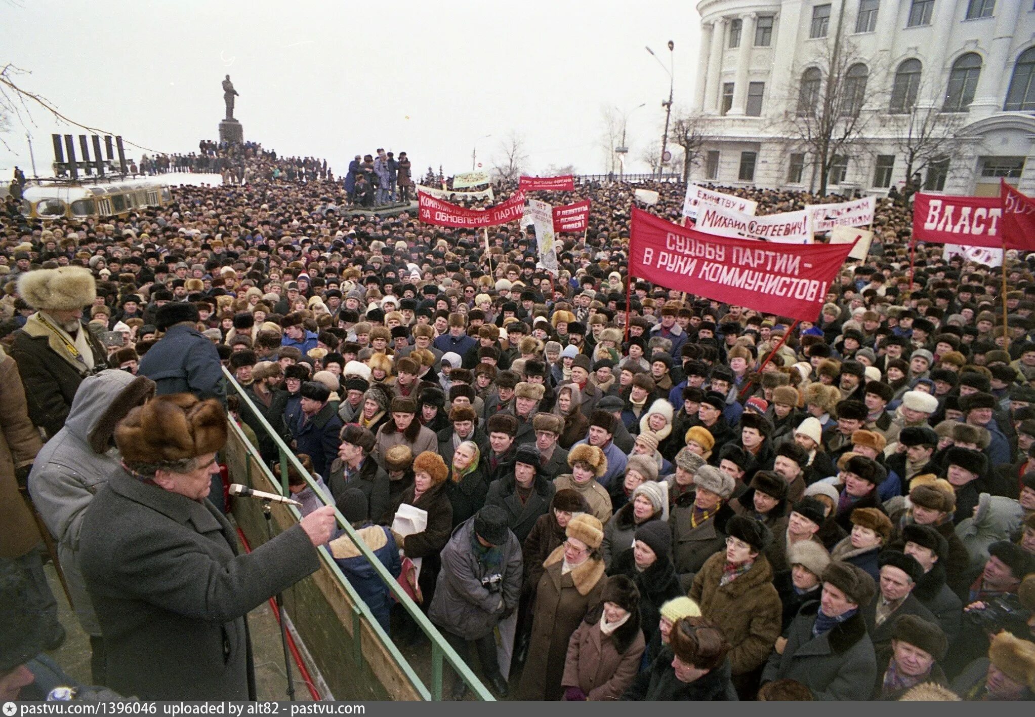 Ельцин митинг 1991. Москва 1991 митинг за Ельцина. Митинг на Манежной 1991. Митинг за Ельцина 1993.