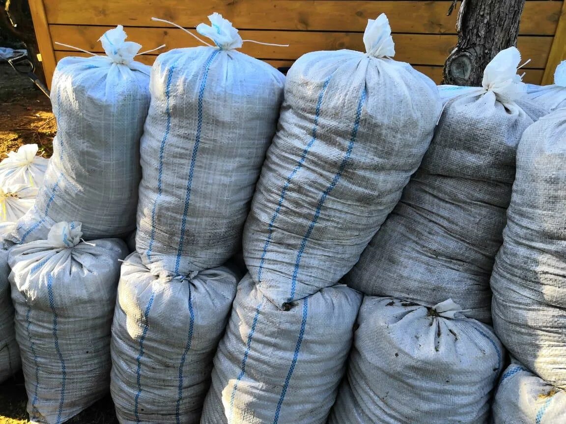 конский навоз в мешках