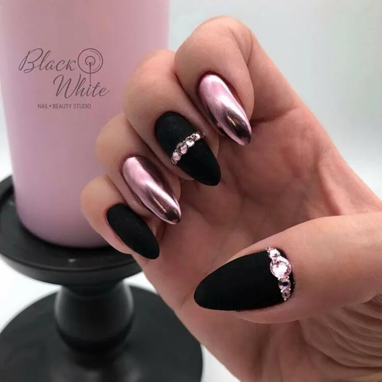сочетаниес черныйм цветом маник. маникюр комбинация с черным. сочетание черного цвета ногтей. моника в черном. маникюр черный с другим цветом.
