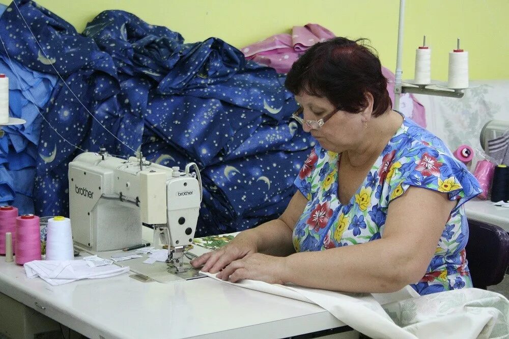 Швейная фабрика антарес барабинск. Ателье швея. Швейный цех ателье. Швейное оборудование для ателье. Швейная фабрика архангельск.