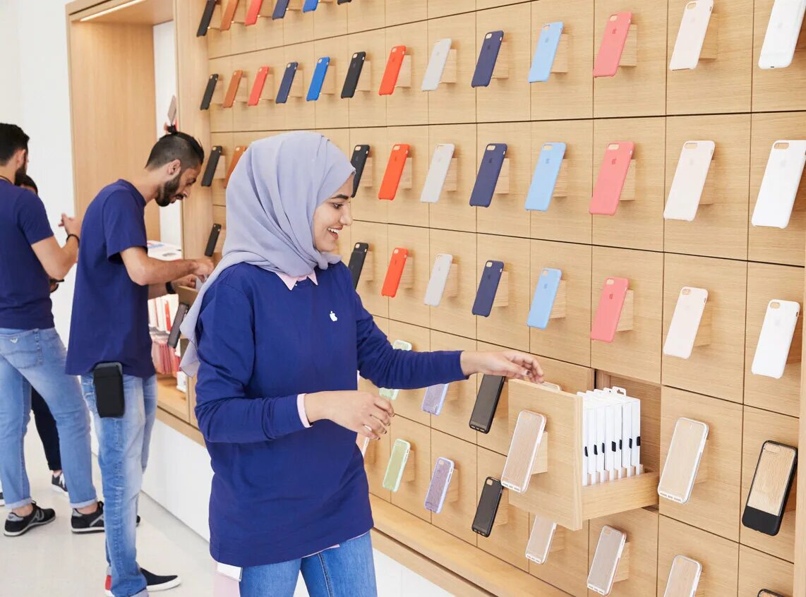 Дубайский айфон. Apple Store Dubai Mall. Дубай Молл Apple. Apple Store в Дубае. Магазин техники Аппле в Дубай Молл.