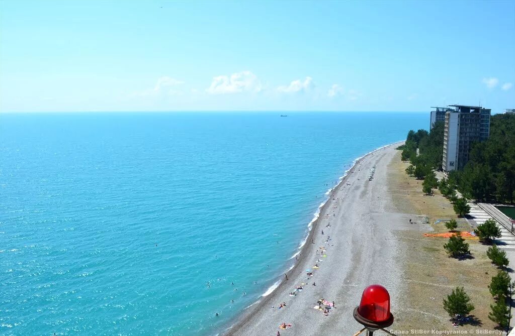 Море абхазия пицунда. Пляж Пицунда Абхазия. Пицунда Солнечный берег. Мыс в Абхазии.
