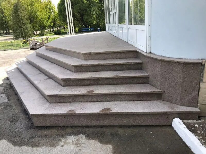 надгробие на могилу. могильный комплекс мемориал. балтийское месторождение гранит. черная могила. гранитные технологии карелии.