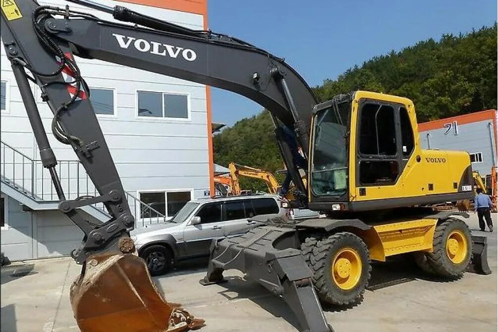 Экскаваторы благовещенске. Volvo ew200. Volvo 200 экскаватор. Volvo ew200 kamqutr. Экскаватор колесный Volvo ew140d.