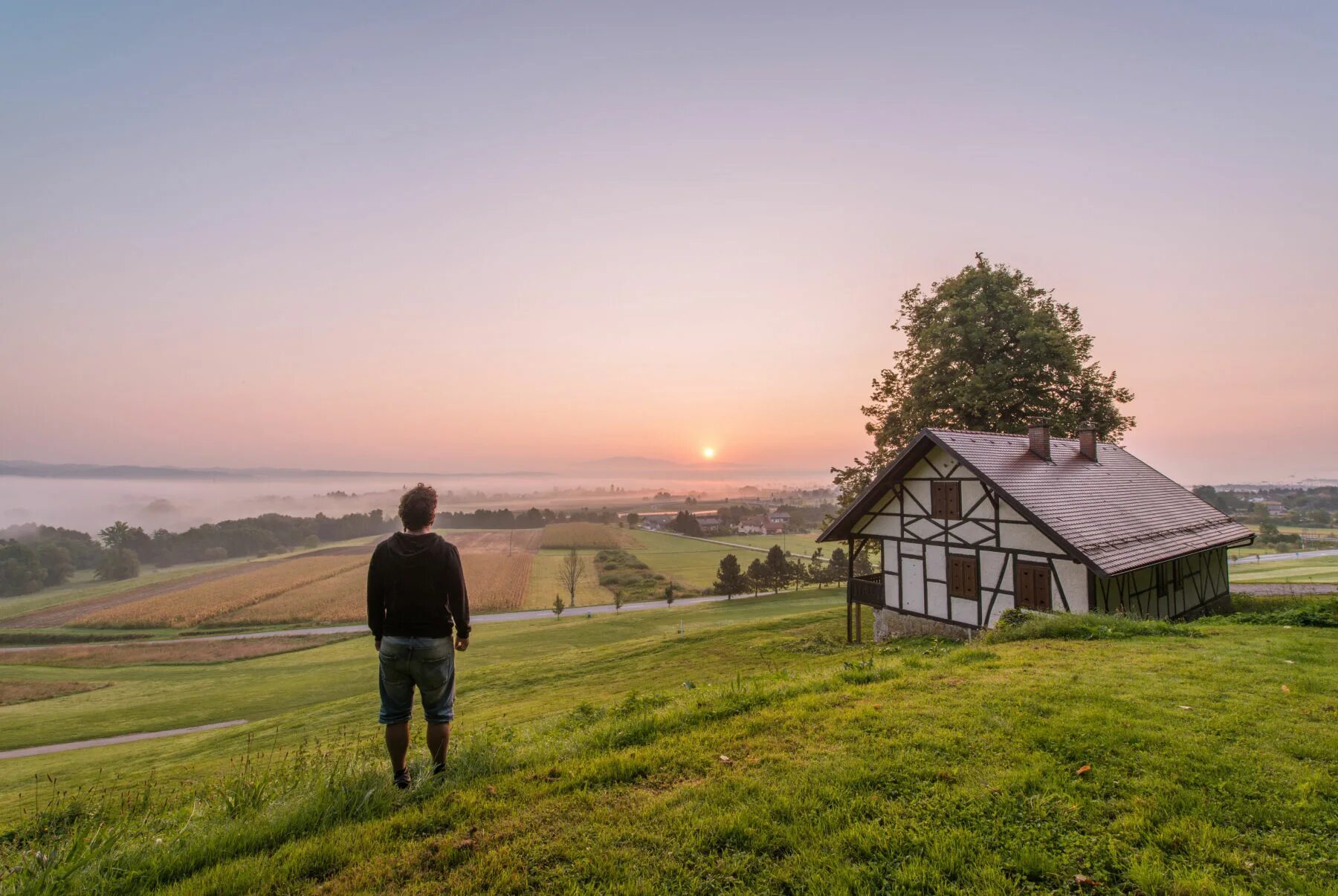 I live in the countryside. Домик в поле. Дома природа. Домик в деревне в поле. Домики сельские в поле.