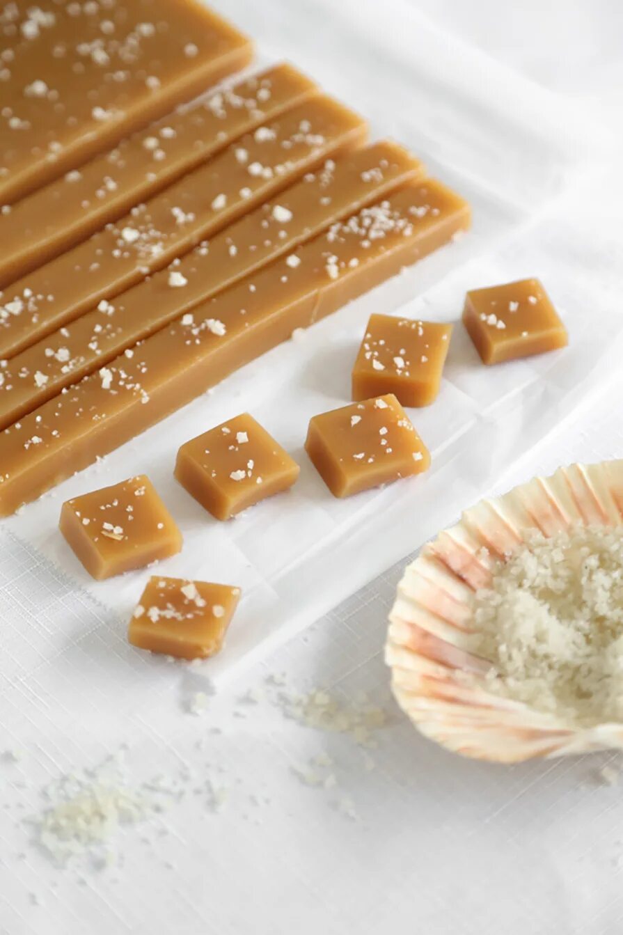 соленая карамель в баночке. соленая карамель. тягучая карамель. карамелька рецепты. карамель с солью.