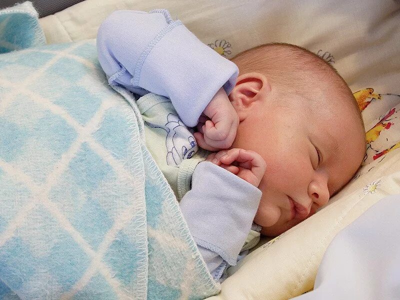 Ребенку 2 месяца вздрагивает во сне. Новорожденный. сон новорожденного. новорожденный ребенок во сне.