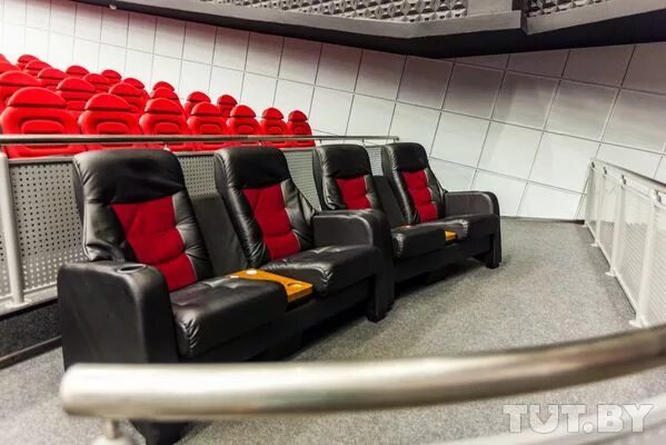 кинотеатр минск можайское шоссе внутри. афиша кинотеатра. кинотеатр москва минск афиша. кинотеатр москва. аврора кинотеатральный зал.