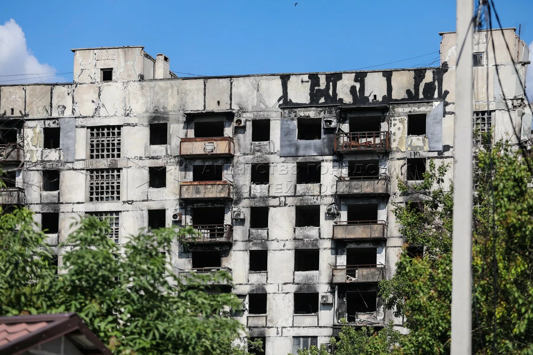 Обстрелы москвы будут. Разрушенный дом в Мариуполе. Здание в Москве разбомбленное. Азовсталь Мариуполь. Дома в Мариуполе.