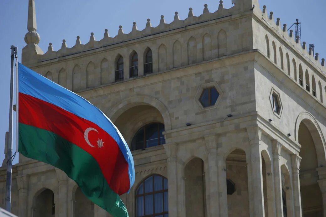 Россия азербайджан баку. Флаг Баку Азербайджан. Азербайджан столица и флаг. Площадь флага Баку. Флаг Баку Азербайджан фото.