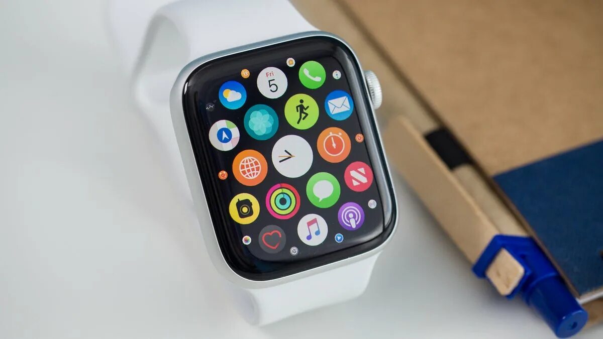 Часы apple видео. Эпл вотч. Эпл вотч 5. Смарт часы Apple 4. Apple watch Series 8.