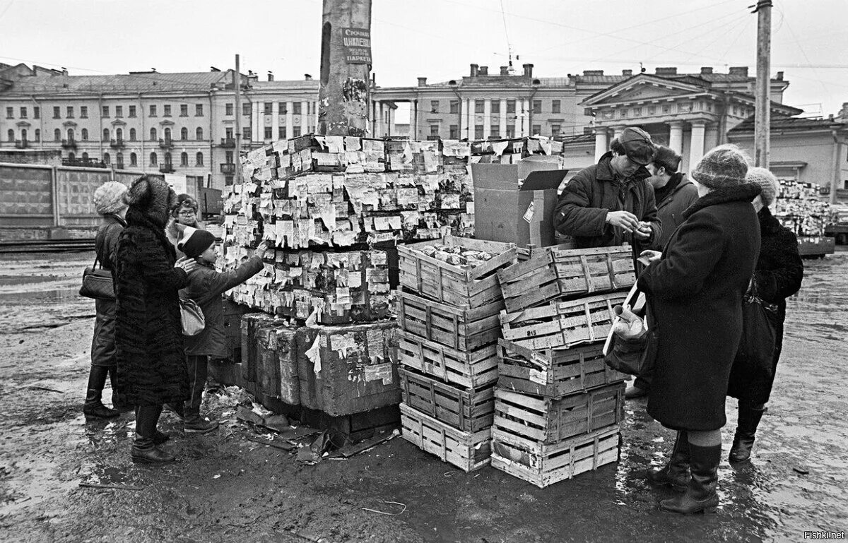 Экономика в 90 е годы. Ларьки на Сенной площади в 90-е. Сенная площадь Санкт-Петербург 90-е. СПБ Сенная площадь 90е. Сенная площадь рынок 90е.