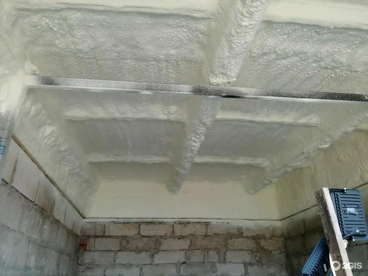 Обшивка потолка в гараже. Потолок в гараже. Теплоизоляция крыши гаража. Утеплитель для потолка гаража. Утеплить крышу гаража.