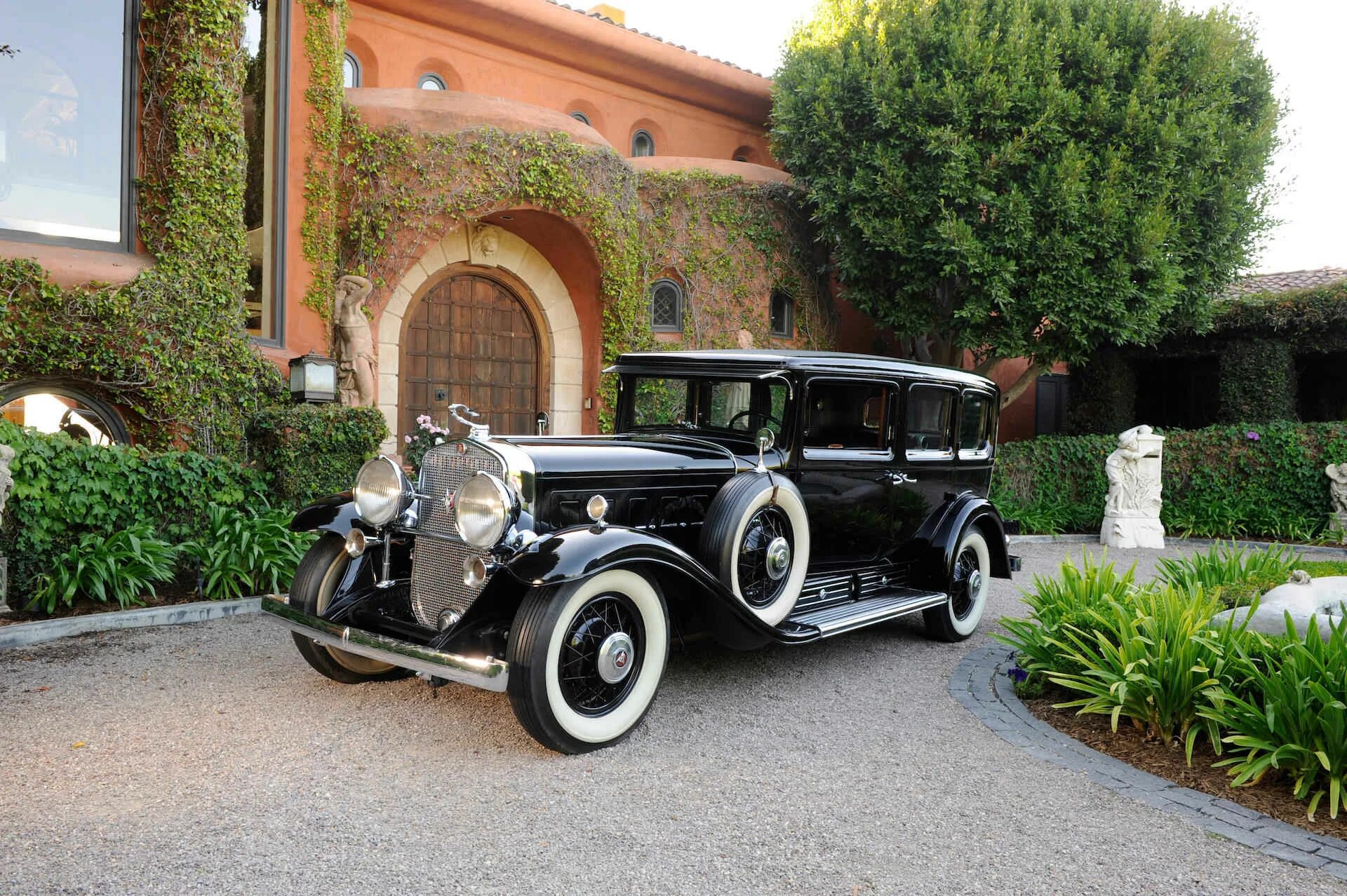 Бронированный Кадиллак Аль Капоне. Cadillac v16 Imperial sedan. Cadillac v16 Imperial sedan 1933. Cadillac 341a Town sedan. Ала автомобиля