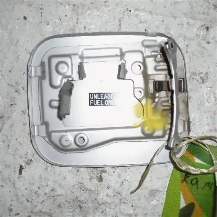 Крепление "поводка" от крышки бензобака Тойота Камри XV30, 2005г.в. - Toyota Cam