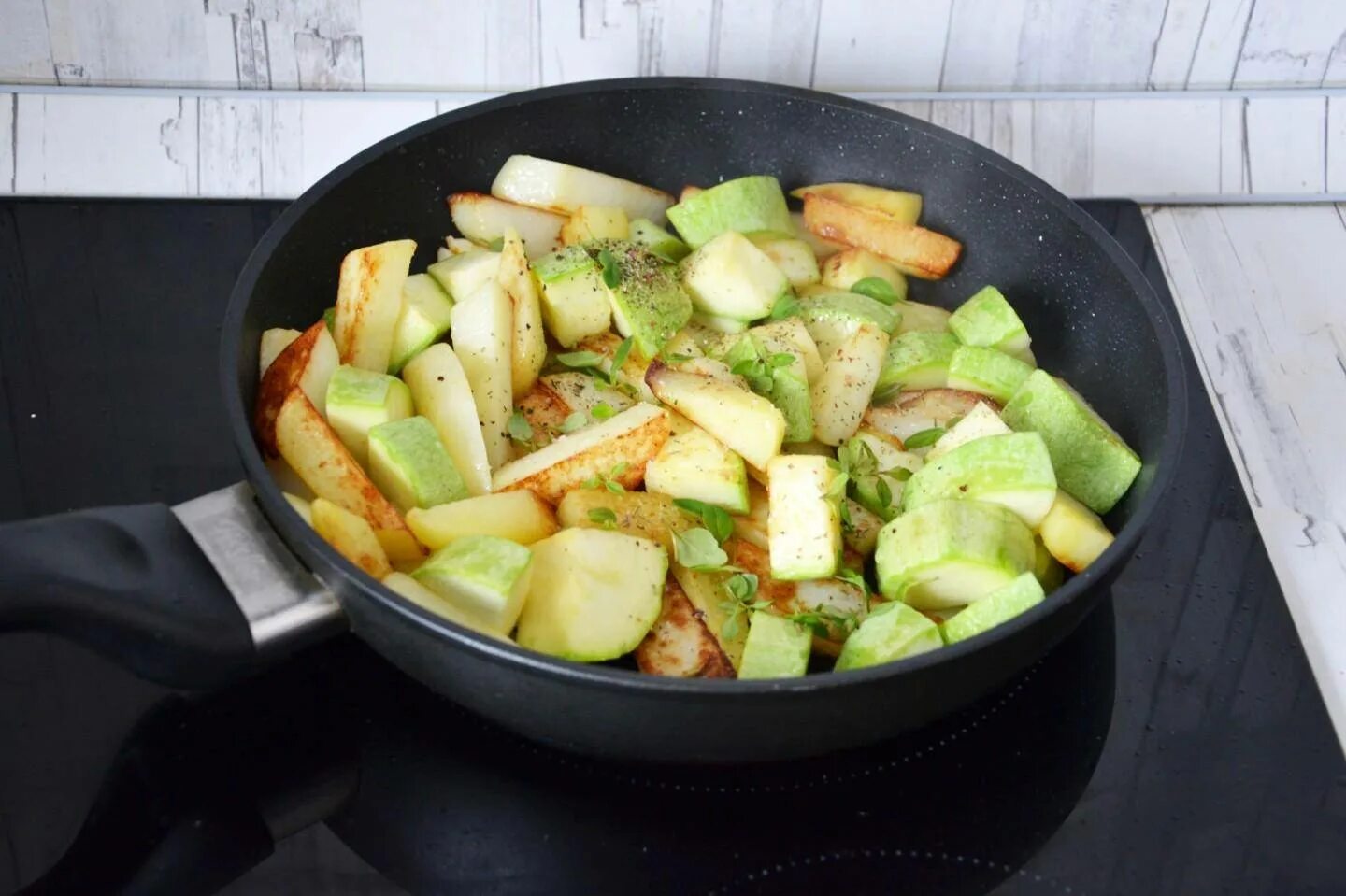 Вкусный кабачок с овощами на сковороде. Жареные кабачки с картошкой. кабачки с картошкой на сковороде. жареная картошка с кабачками на сковороде. кабачки жареные на сковороде.