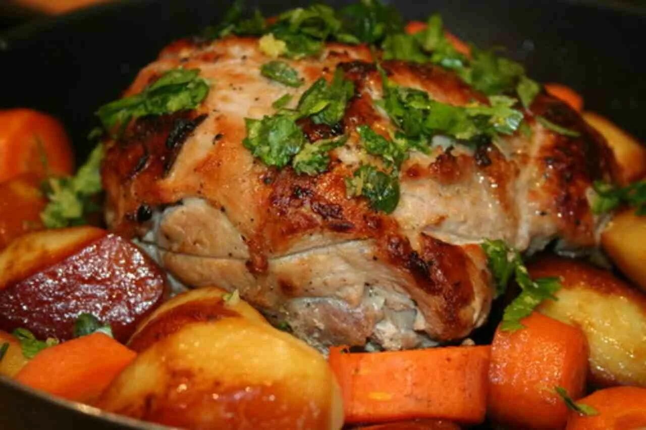 Как приготовить мясо свинины с овощами. Блюда из свинины. мясо в духовке. свинина запеченная с овощами. свинина запеченная с овощами в духовке.