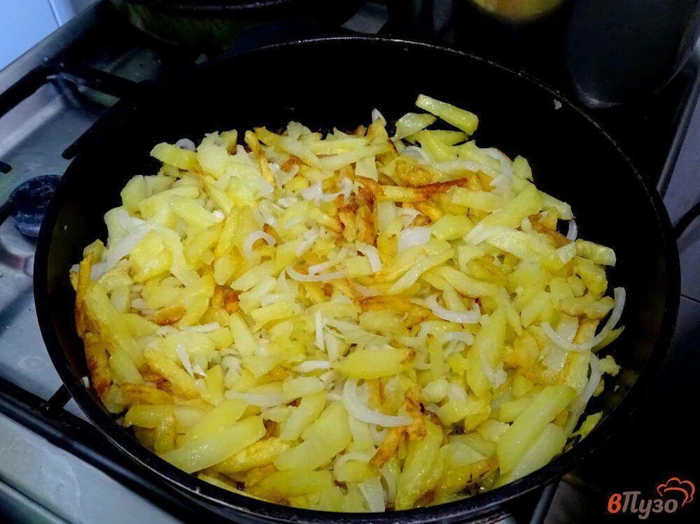 Как пожарить картошку с салом. Жареная картошка с луком. Жареная картошка с салом. Жареная картошка с салом и луком. Картофель жареный с луком на сковороде.
