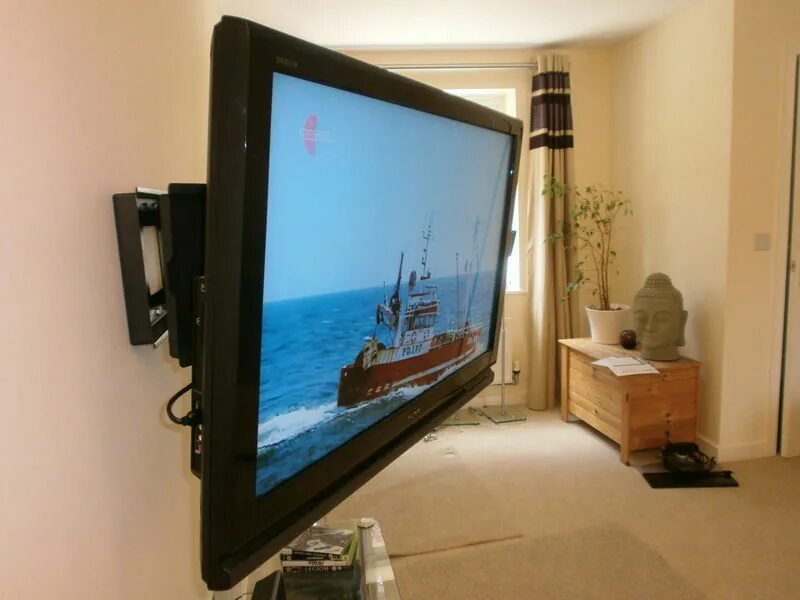 Авито телевизор плоский. Кронштейн для телевизора на стену. Кронштейн для плазмы. Плазма телевизор на стене. Телевизор на стене недорогой.
