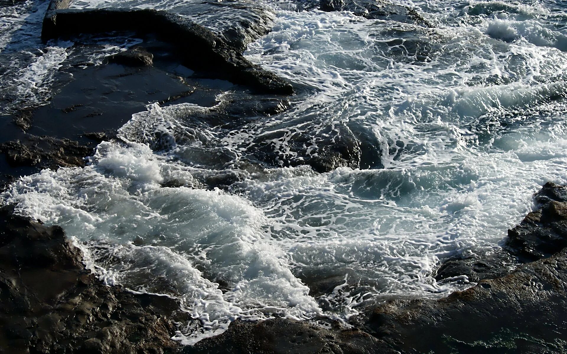 В океане есть река. Водоворот Корриврекан. Течение воды. Бурная вода. Бушующая Горная река.