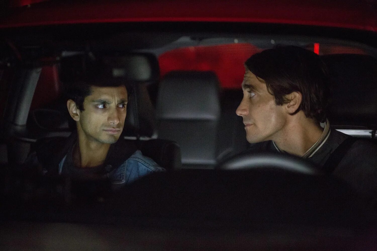 Джейк джилленхол nightcrawler. Луи блум стрингер. Jake gyllenhaal стрингер. Стрингер 2013. Стрингер 2014.