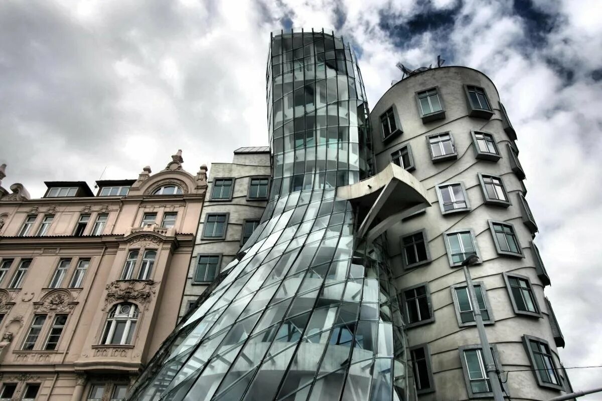 По словам архитектора дом. Танцующий дом Прага Чехия. Фрэнк Гери Танцующий дом в Праге 1995. Гауди Танцующий дом. Морис Кюло архитектура.