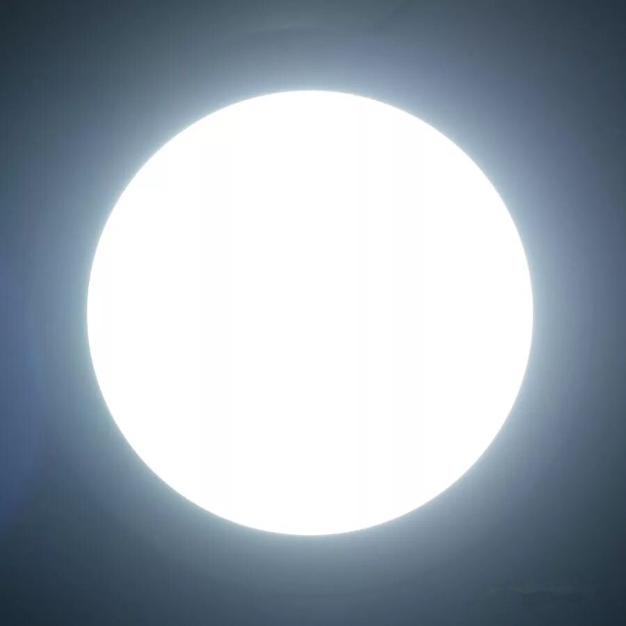 серо белый фон. световые блики на черном фоне. лампа 6500 кельвинов холодный свет. яркое белое освещение. лучи света на белом фоне.