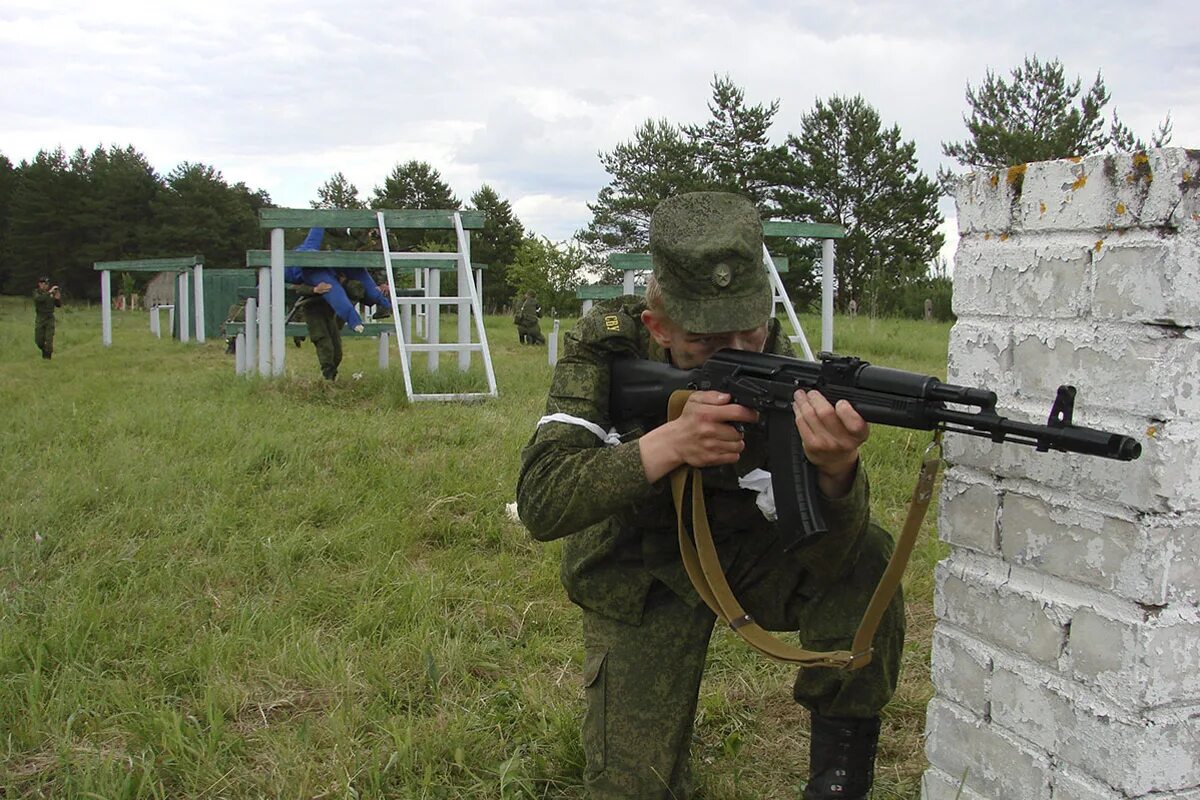 Бойцы сву. Огневая подготовка. Полигон для стрельбы из боевого оружия. Автомат для стрельбы суворовцами. Занятия по тактике.