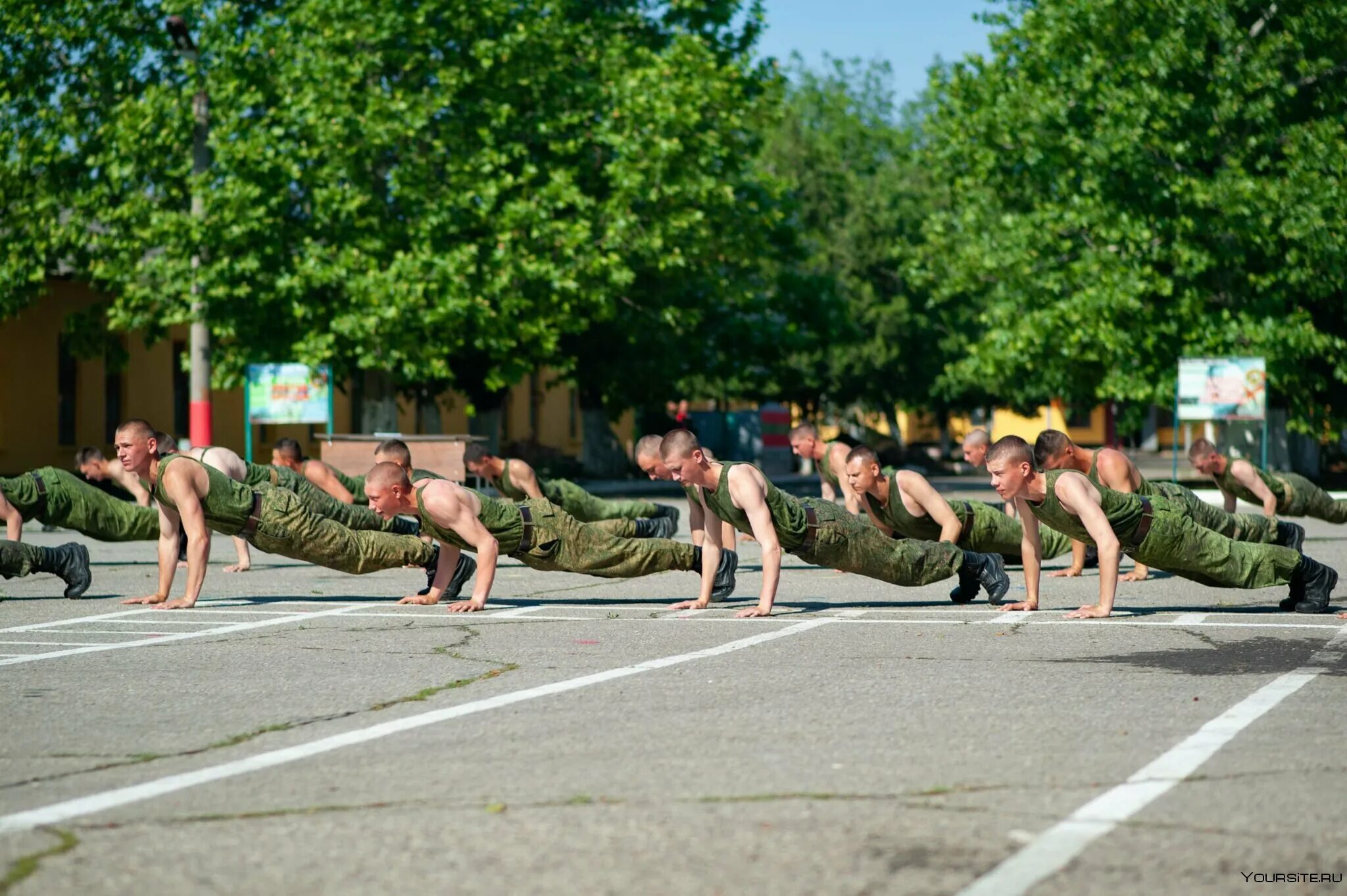 Отжимания в армии. Зарядка военнослужащих. Зарядка в армии. Занятия спортом в армии. Физическая подготовка военнослужащих.