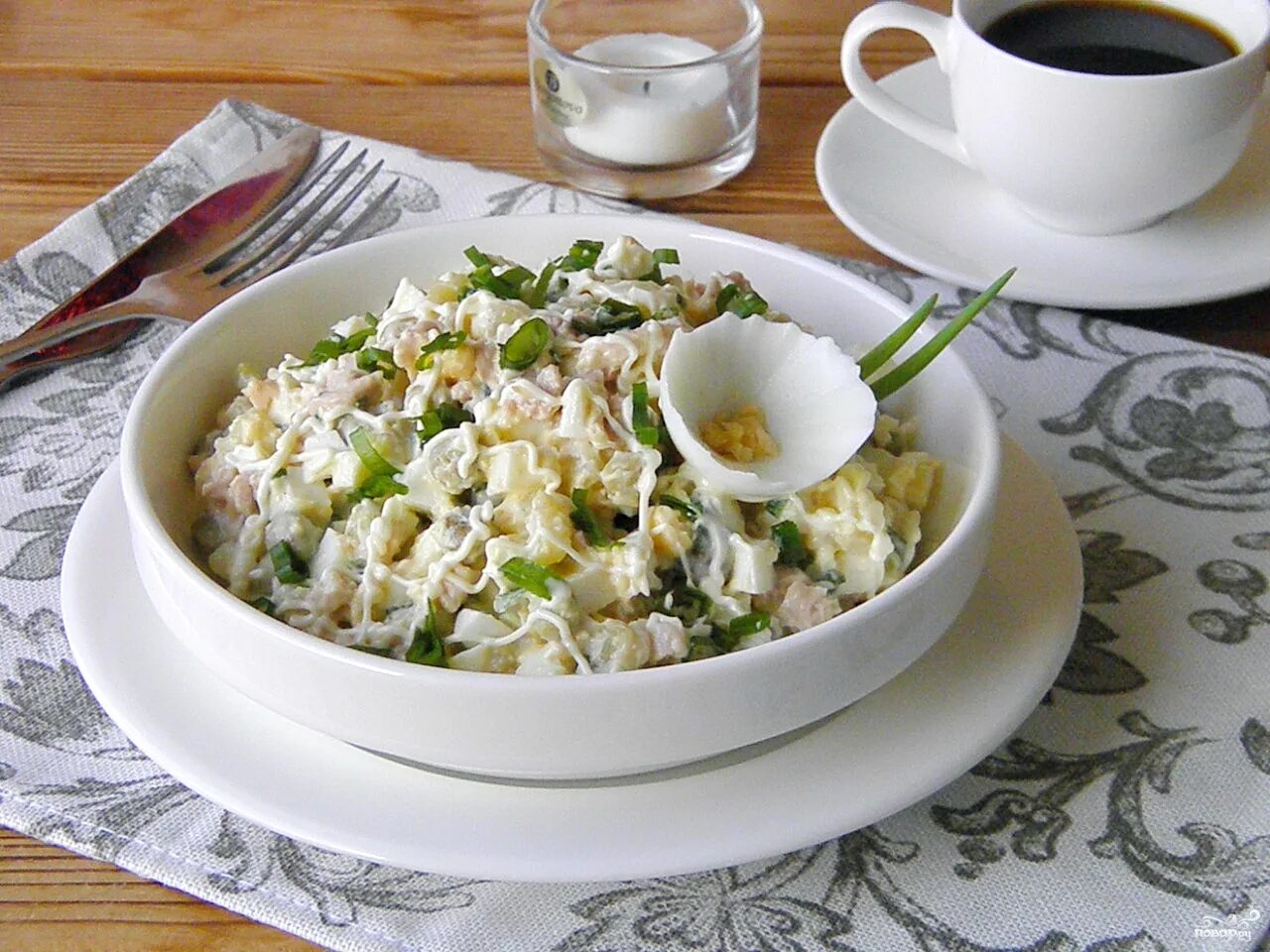 Салат печень с яйцом и луком. Салат спеченью трескит. Салат с печенью трески. Салат с печеннью ьонски. Салат с треской и яйцом.