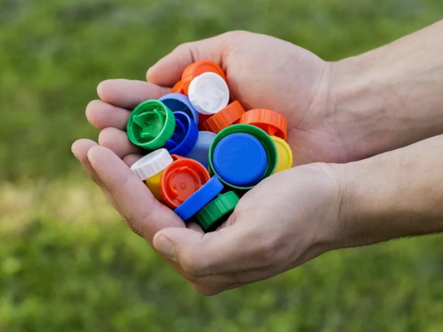 пробка пластиковая для бутылки. пластиковые крышки. крышки от пластиковых бутылок. сбор пластиковых крышичек. сбор пластиковых крышек.