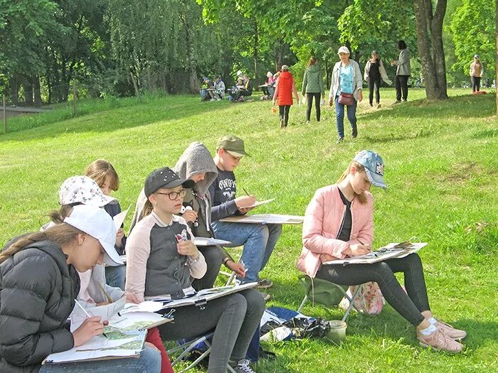 Пленэр в художественной школе. Дети на пленэре. ученик на пленэре. детский пленэр. художественный пленэр.