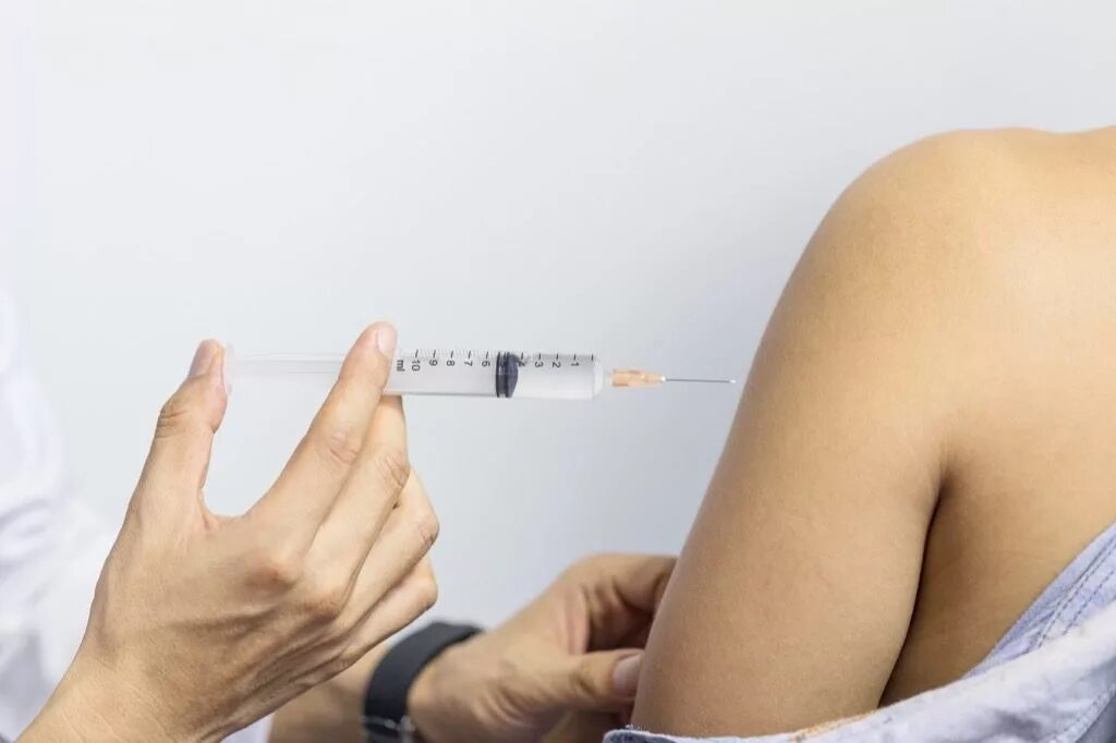 Укол в плечо прививка. Самая боль укол. Вакцинация в дельтовидную мышцу. Инъекции подкожно в ногу. Иммунизация против дифтерии.