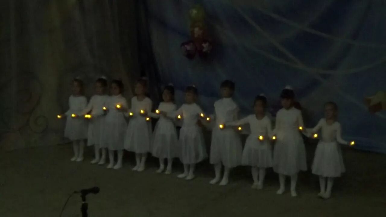 Танец со свечами в детском саду. Танец ангелов со свечами в детском саду. Детский танец со свечами. Свечи для танца детям. Танец со звездами в детском саду