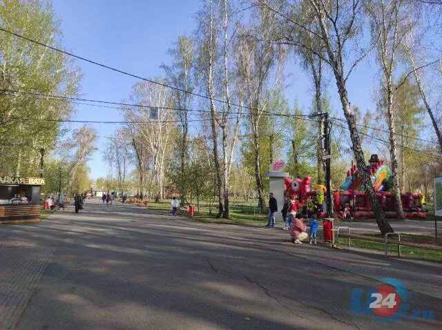 Масленица в саду победы челябинск 2024. Сад Победы Челябинск. Пожар в саду Победы Челябинск. Сверху сад Победы Челябинск. Пожары Челябинск Хозяющка Шагол.