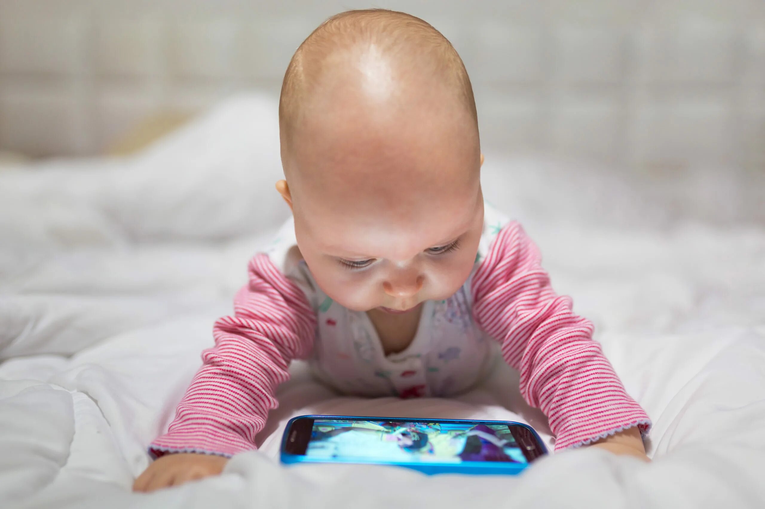 Дети коммуникатором. Младенец с телефоном. Малыш со смартфоном. Маленький ребенок со смартфоном. Современные малыши.