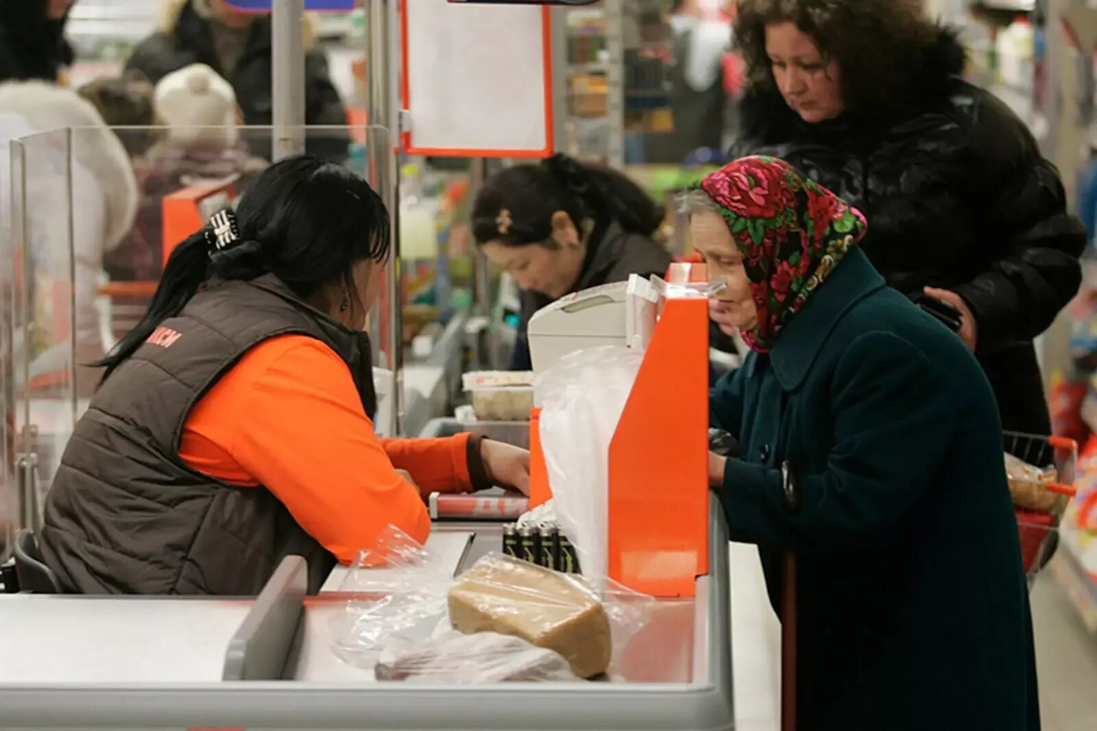 Бабка в магазине. Пенсионерка на кассе. Бабушка на кассе. Бабушка на кассе в магазине. Старушка на кассе.