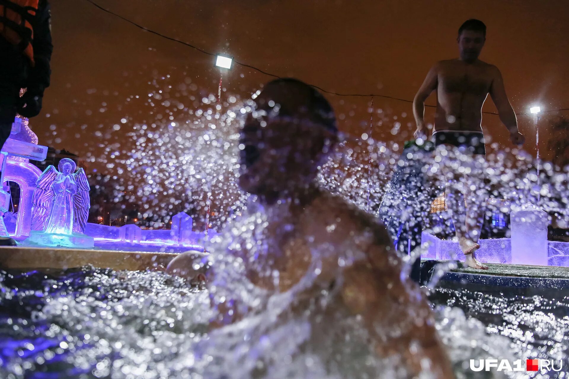 купание в проруби на крещение 2023. девушка в проруби. крещенские купания. 19 января крещение господне купание. крещенское купание в проруби 2024.