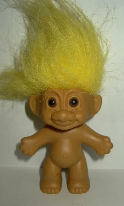 Тролль с желтыми волосами из мультика. Тролли розочка и цветан. Герои мультфильма тролли. Тролли кроха. Тролли желтый.