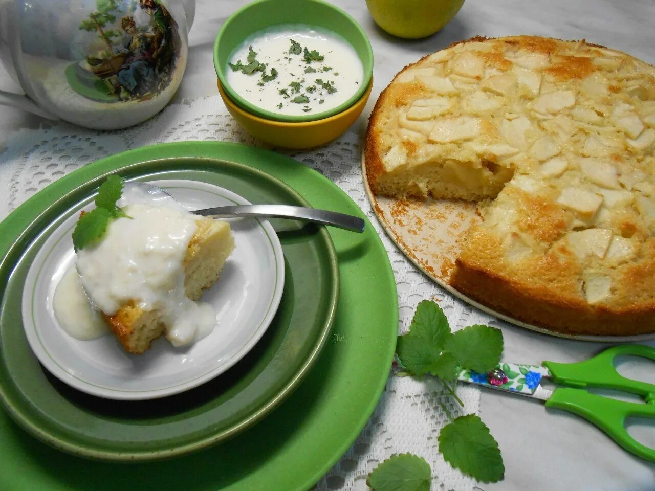 Кислое молоко яблоки рецепт. Кислое молоко яблоки рецепт. Шарлотка с яблоками. Пирог из кислого молока. Из растительного масла и молока сливки.