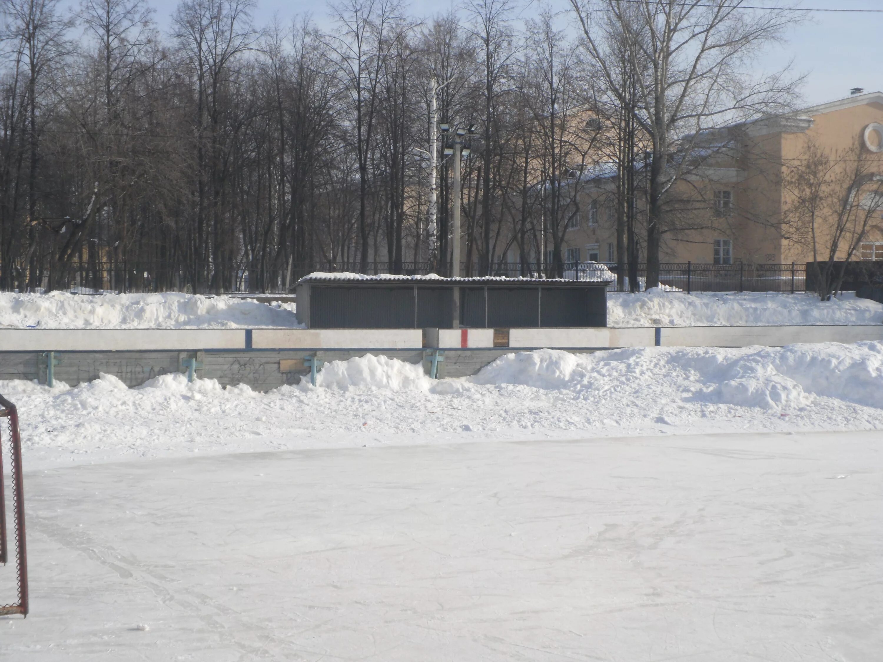 Каток пермь стадион. Стадион Россия Краснокамск каток. Каток у Гознака Пермь. Ледовый дворец Краснокамск. Каток в Краснокамске на Гознаке.