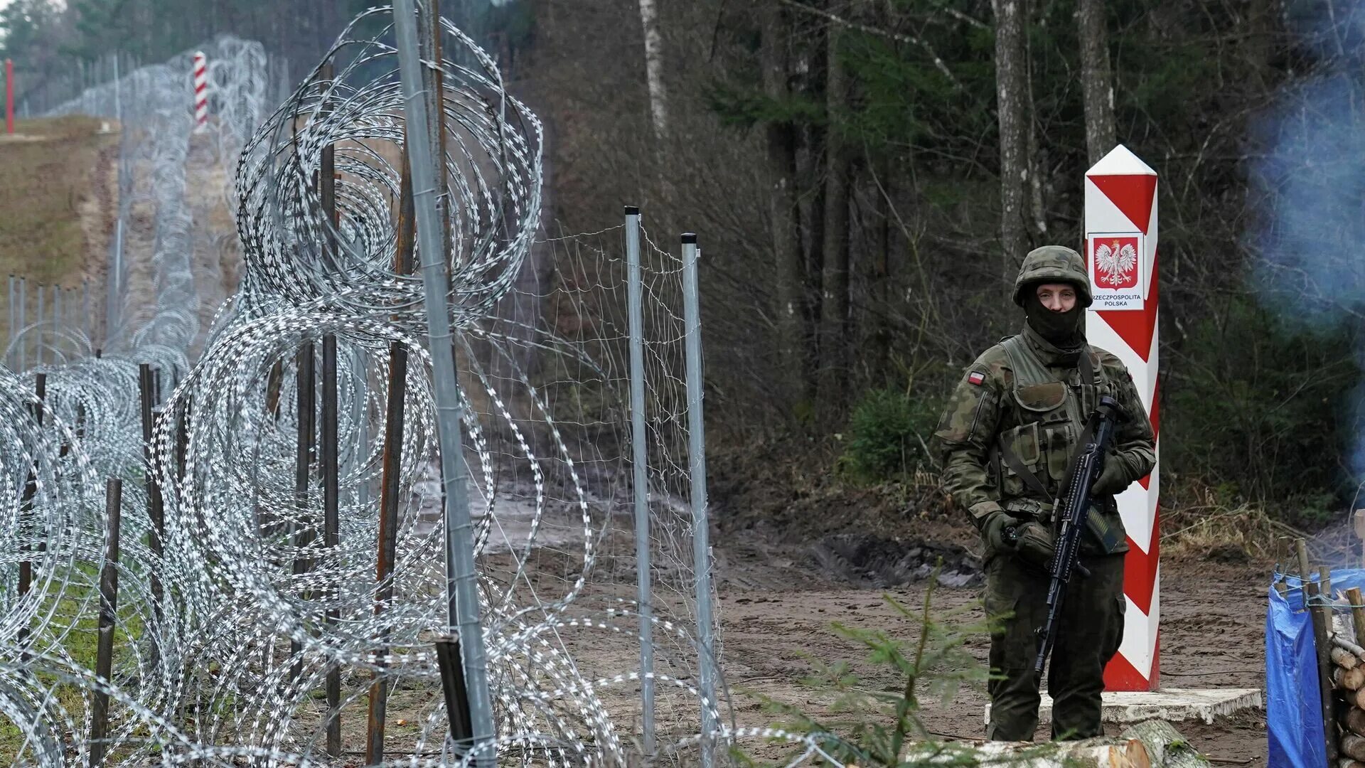 Польские и Белорусские пограничники. Забор на белорусско литовской границе. Польско-белорусская граница. Заграждения на границе с Белоруссией.