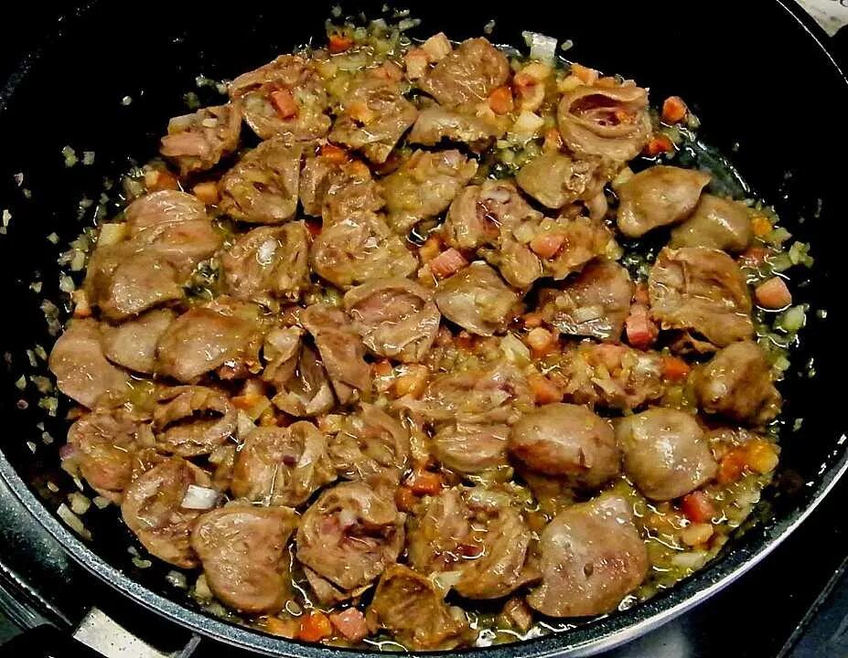 Как готовить сердечки с луком. Жареные куриные сердечки на сковороде. жареные куриные сердечки. приготовить куриные сердечки. блюда с куриными сердечками.