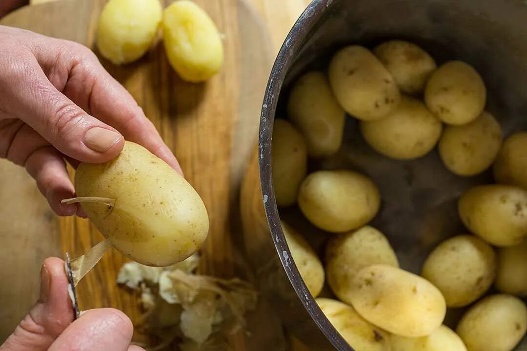 Можно есть сырой картофель. Вареная картошка. Очищаем картофель в мундире. Картофель отварной. Кожура картошки.