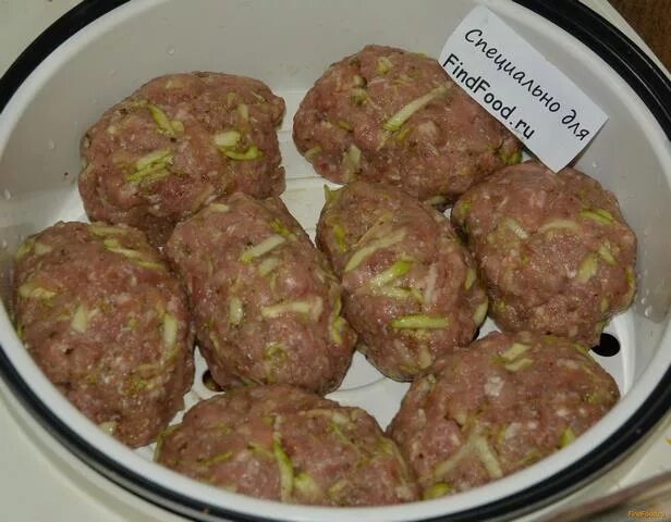 Котлеты на пару в мантоварке рецепт. Котлеты свиные на пару в мультиварке. Розовые котлеты. Котлеты на пару в мантоварке. Котлетки в пароварке из фарша.